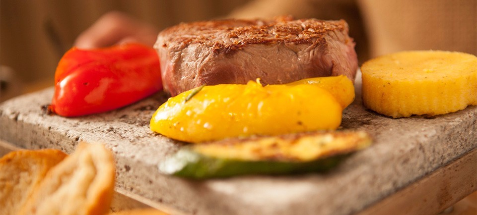 Specialità di carne dalla pietra lavica